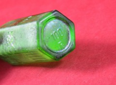 ANTIQUE OLD POISON GERMAN BOTTLE GREEN GLASS DEATH HEAD SKULL CROSSBONES Rare