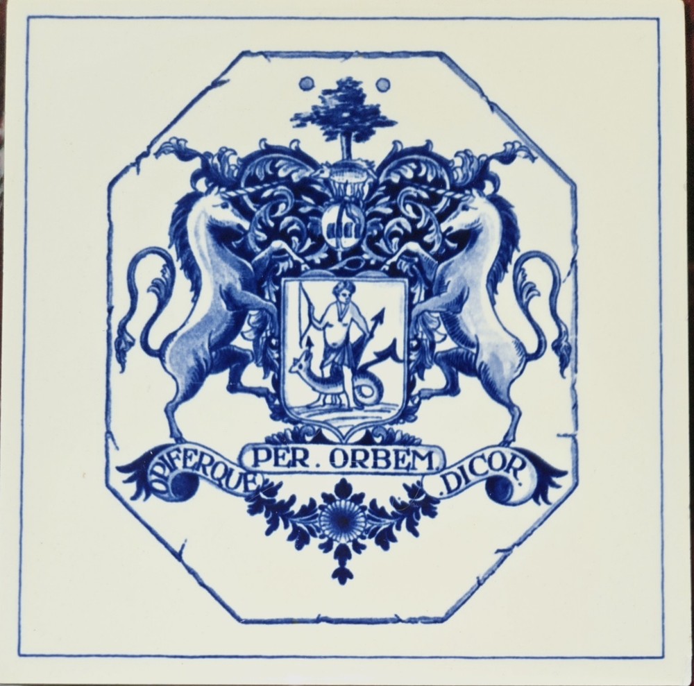 1981 BURROUGHS WELLCOME Pill Tile LONDON APOTHECARY’S CREST Delft Holland B-688