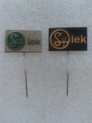 SANDOZ-BADGE -RARE- PFARMACEUTICAL- 2 PINS