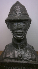vintage 1977 The Oxford Bobby Bristol Drug Co. Tegopen promotional bust Z86