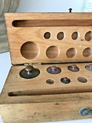 1920-30’s E.H.SARGENT ANTIQUE APOTHECARY BRASS WEIGHTS HINGED WOOD BOX SET