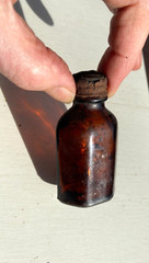 BEAUTIFUL Short Antique Amber Glass Drug or Pharmacy Jar, 3“ Tall