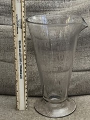 Vintage Footed 16 OZ Hand Etched Glass Apothecary Measuring Beaker With Spout