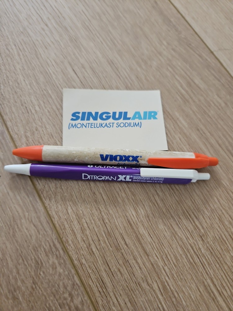 Lot- Levaquin Ditropan Vioxx Singulair Pharmaceutical Pens Magnet Drug Rep