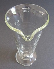 VTG ARMSTRONG ETCHED GLASS FOOTED APOTHOCARY 4oz MEASURING BEAKER w/SPOUT~DAMAGE