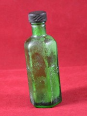 ANTIQUE OLD POISON GERMAN BOTTLE GREEN GLASS DEATH HEAD SKULL CROSSBONES Rare