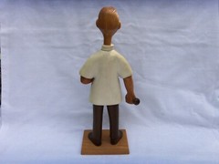 VINTAGE WOOD STATUE – PHARMACIST HOLDING MORTER & PESTLE 12″ TALL NICE
