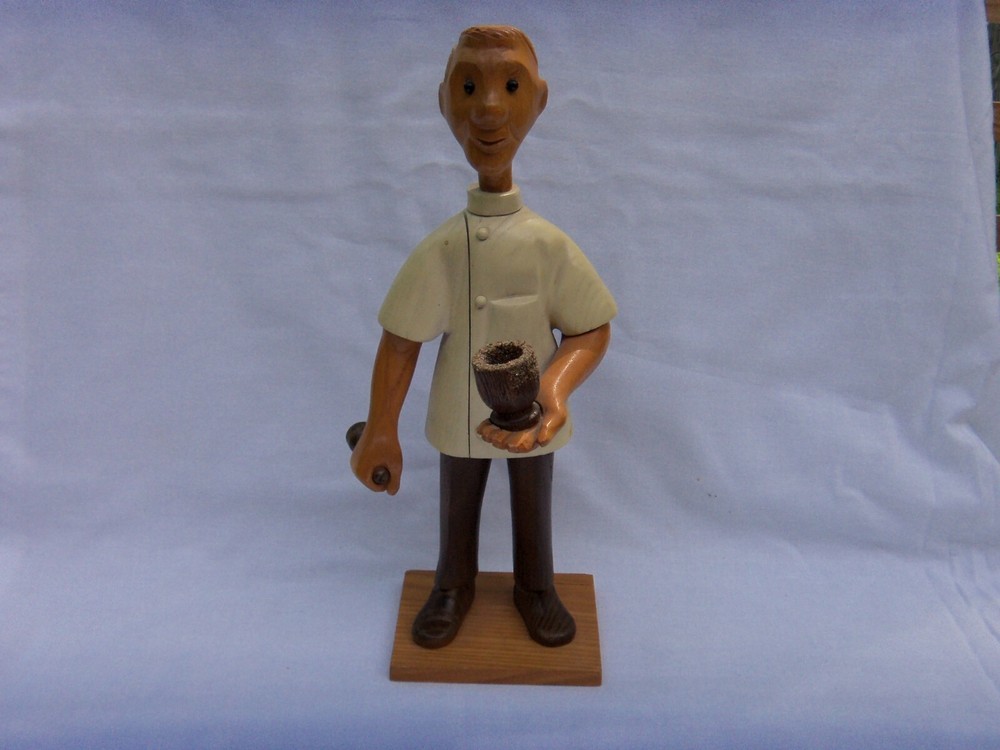 VINTAGE WOOD STATUE – PHARMACIST HOLDING MORTER & PESTLE 12″ TALL NICE