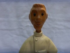 VINTAGE WOOD STATUE – PHARMACIST HOLDING MORTER & PESTLE 12″ TALL NICE