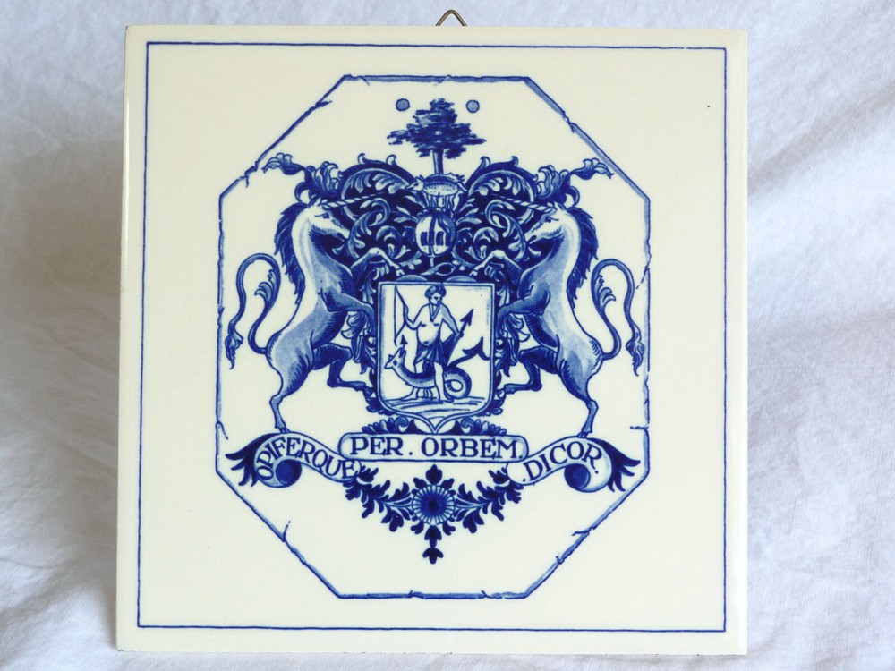 1981 BURROUGHS WELLCOME Pill Tile LONDON APOTHECARY’S CREST Delft Holland B-688