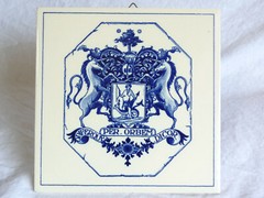 1981 BURROUGHS WELLCOME Pill Tile LONDON APOTHECARY’S CREST Delft Holland B-688