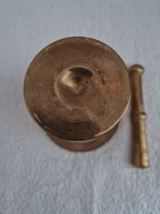 ANTIQUE HEAVY FOOTED 4″ BRASS APOTHECARY MORTAR & PESTLE /DRUGGIST TOOL
