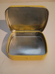Vintage Avelox Yellow Advertiseing Hinged Tin Metal Mint Box 2.5″ x 2″ x .75″