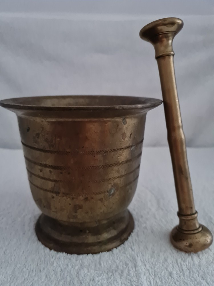 19TH CENTURY HEAVY SOLID BRASS APOTHECARY FOOTED MORTAR & PESTLE /DRUGGIST TOOL