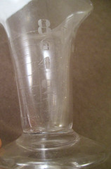 ANTIQUE Vtg ETCHED GLASS APOTHECARY FOOTED MEASURING BEAKER POUR SPOUT 3-5/8″