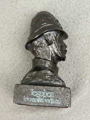 VINTAGE 1977 THE OXFORD BOBBY BOOKEND BUST BRITISH ENGLAND BRISTOL LABORATORIES