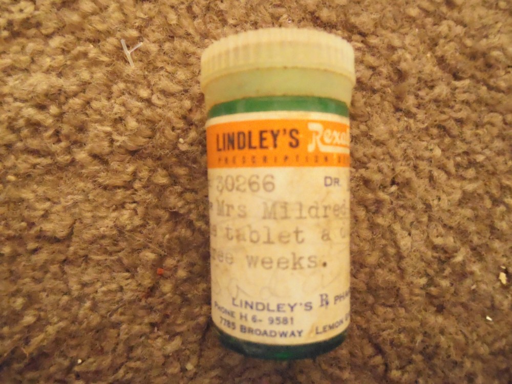 Vintage 1950 GREEN PLASTIC Prescription Pill BOTTLE -LEMON GROVE CALIF-LINDLEYS