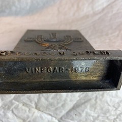 Vintage Tinactin Apothecary Brass Paperweights „Secundum Artem“ 1978 Vineagar