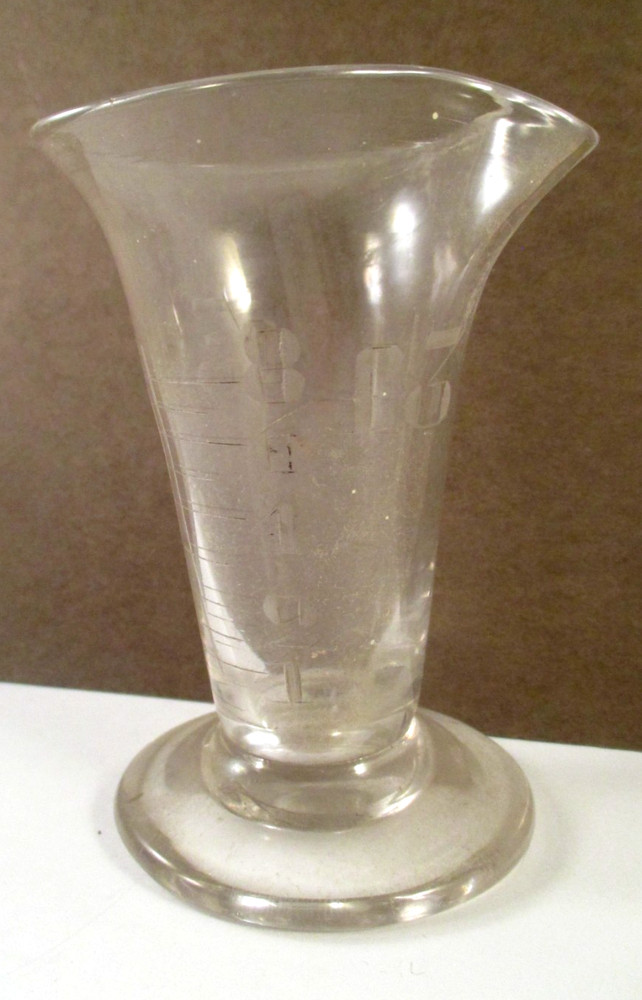 ANTIQUE Vtg ETCHED GLASS APOTHECARY FOOTED MEASURING BEAKER POUR SPOUT 3-5/8″