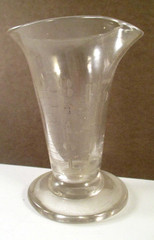 ANTIQUE Vtg ETCHED GLASS APOTHECARY FOOTED MEASURING BEAKER POUR SPOUT 3-5/8″