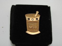 VINTAGE MERCK, SHARP & DOHME MORTAR & PESTLE PHARMACEUTICAL AWARD TIE TAC!