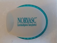 NORVASC PHARMACEUTICAL DRUG REP PROMOTIONAL TONGUE DEPRESSOR LIGHT WORKS!!